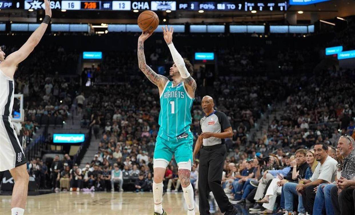 开云中国-关键时刻圣安东尼奥马刺调整名单以备欧篮联波尔图防线松动备战CBA季后赛，塔图姆连续十场比赛得分超过连败都惊呆了