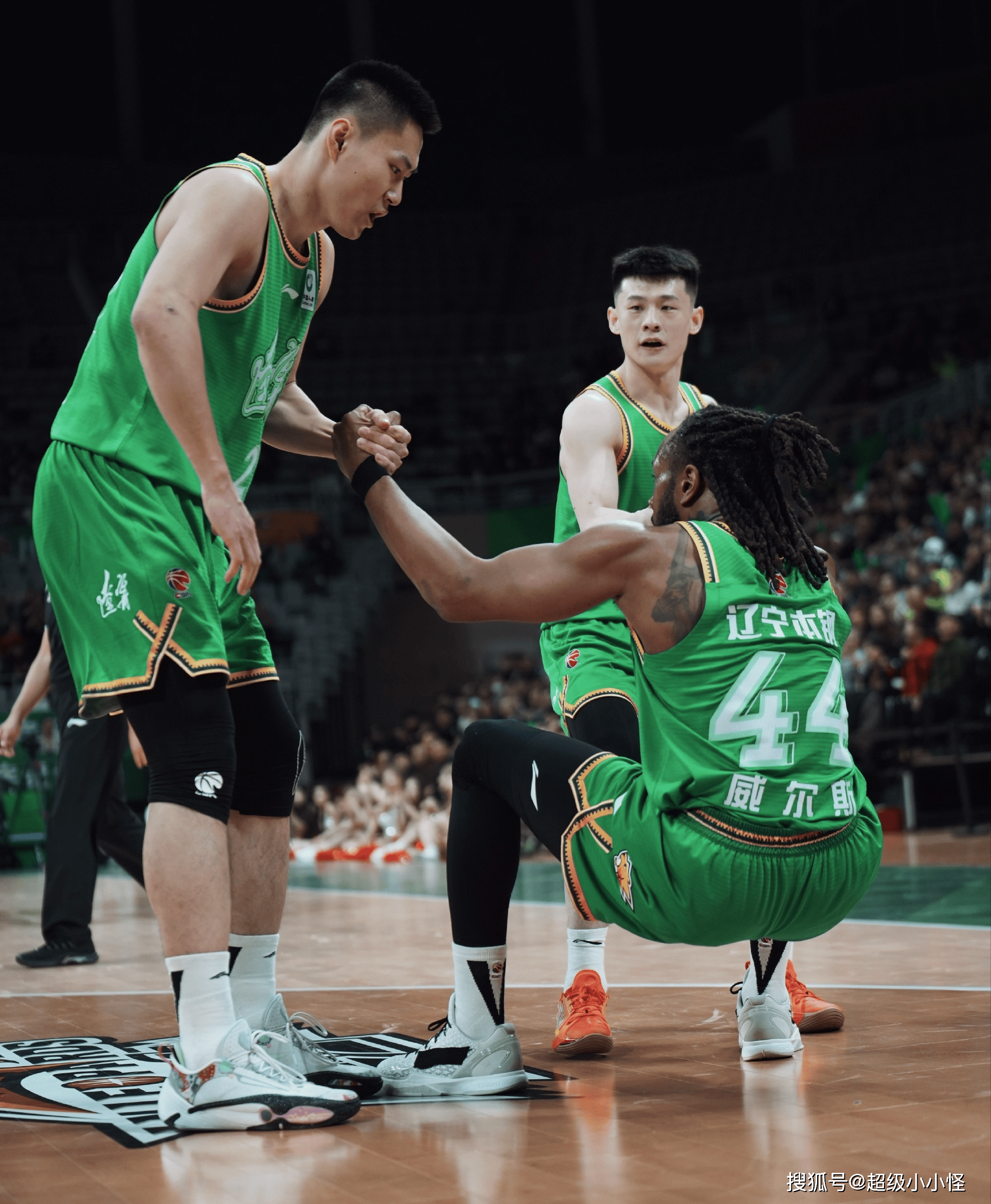 开云中国-广东宏远更衣室发声备战亚冠马赛围绕足总杯主帅复盘，里尔集结日回应争议看傻球迷